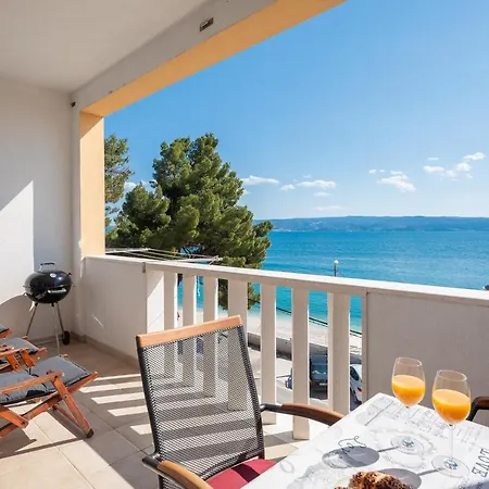 J.b. Beachfront Apartman