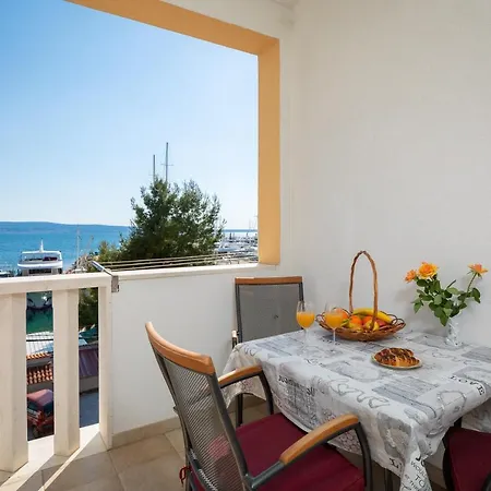 J.b. Beachfront Apartman