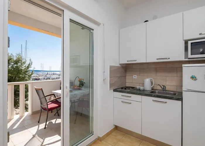 J.b. Beachfront Apartment Jesenice (Split-Dalmatia)